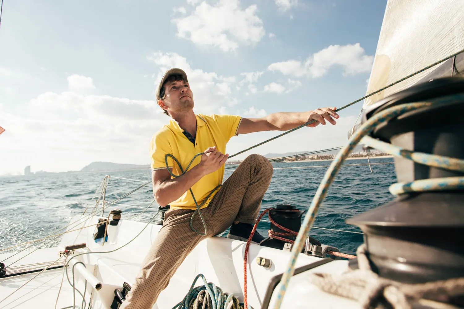 Un skipper en action sur un bateau