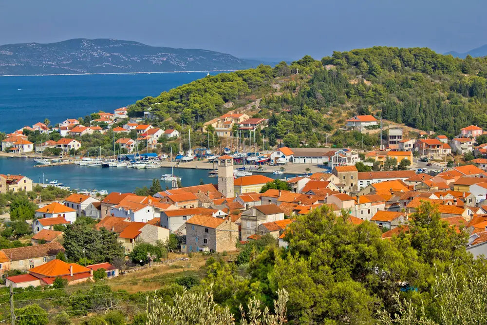 Poros à Athènes (environ 25 miles nautiques)